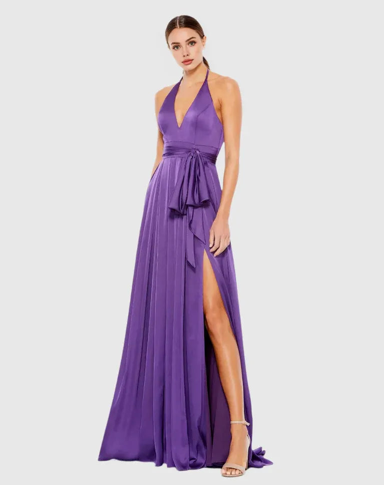 Robe de soirée Weitese en satin violet, style licou, avec décolleté plongeant, lien à nouer et fente haute, capturant une sophistication intemporelle.
